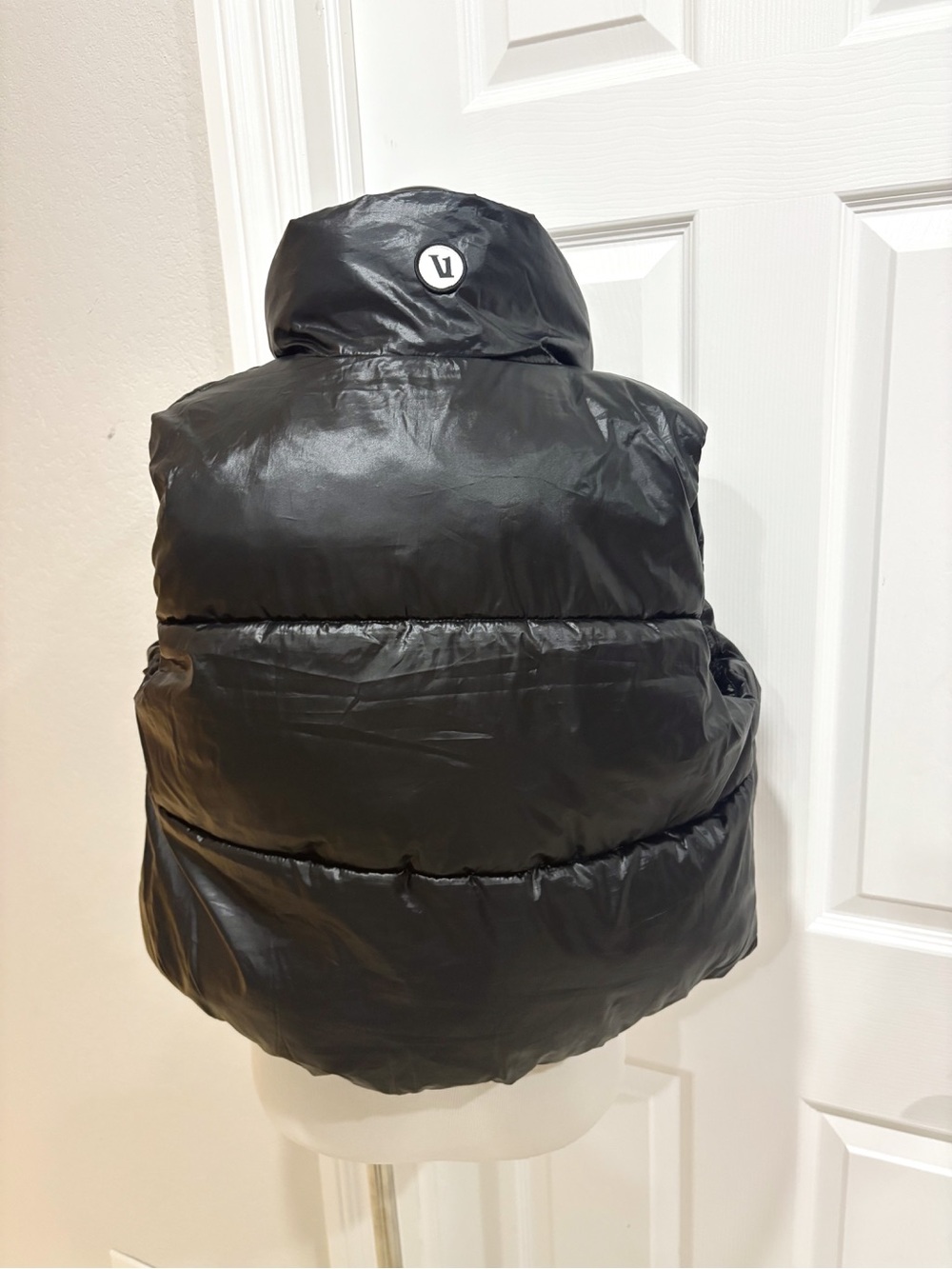 Vuori Black Puffer Vest Cropped Jacket - Women XS - Picture 5 of 6